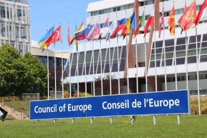 El cartel del Consejo de Europa con las banderas de los estados miembros de fondo el 14 de mayo del 2019.