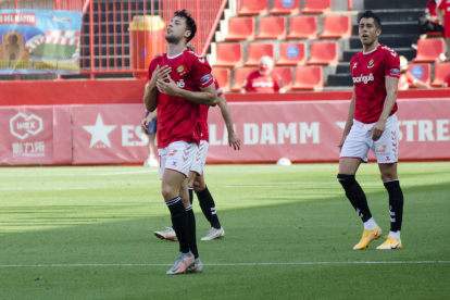 Pedro Martín celebra el gol anotat aquest dissabte contra el Villarreal B amb Oliva de fons.