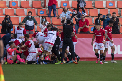 Los jugadores del Nàstic celebran efusivamente el gol de José Aurelio Suárez después del partido contra el Villarreal B.
