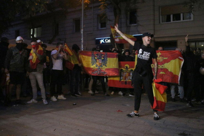 Manifestació de feixistes a la plaça Artós abans de produir-se l'agressó