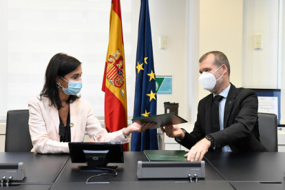 Moment en què Adif i el Port de Tarragona intercanvien l'acord per signar el protocol de gestió de mercaderies en el complex ferroportuari de la ciutat de Tarragona.