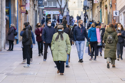 Gent passejant per Tarragona amb mascaretes.