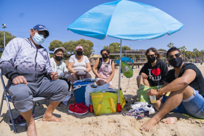 Anderson González (derecha) pasando el Lunes de Pascua con los familiares más próximos y aprovechando el buen tiempo en la playa de la Arrabassada de Tarragona.