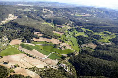 Vista aérea de la zona de Valldossera, que reúne varias urbanizaciones del extremo sudeste del municipio de Querol, en el Alt Camp.