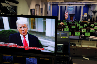 Donald Trump haciendo declaraciones en un monitor de televisión desde la sala de información de la Casa Blanca, después del asalto al Capitolio.