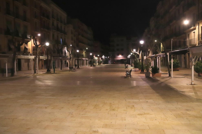 La plaça de la Font de Tarragona, buida poc després de les deu de la nit, moment en que ha entrat en vigor el toc de queda.