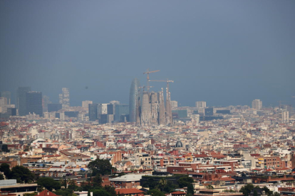 Barcelona con la Sagrada Familia con niebla por polución al fondo después de que se declare el episodio por alta contaminación por partículas en Cataluña.