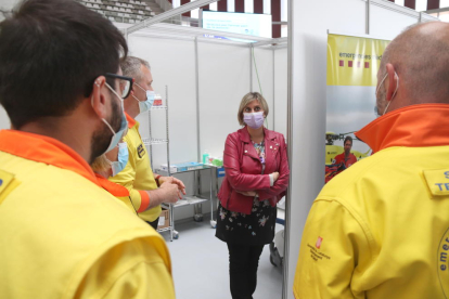La consellera de Salut, Alba Vergés, conversant amb sanitaris al punt de vacunació massiva del Palau d'Esports Catalunya de Tarragona.