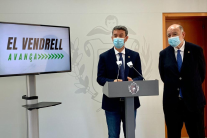 El alcalde del Vendrell y el Subdelegado del Gobierno en Tarragona durante el anuncio de la oficina.