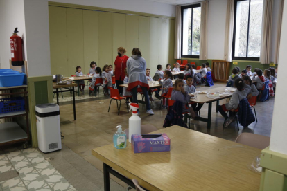 El menjador de l'escola Salesians Ripoll amb alumnes i el purificador.