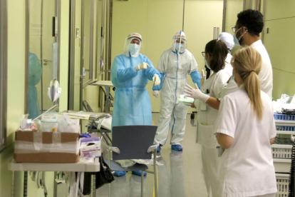 Sanitaris conversen als passadissos de l'UCI de l'Hospital de Mataró durant la pandèmia.