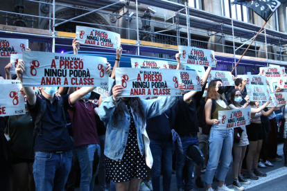 Carteles durante una manifestación en el centro de Barcelona para protestar porque un grupo de estudiantes están encausados por|para desórdenes durante una huelga del 2017 donde pedían la rebaja de tasas universitarias