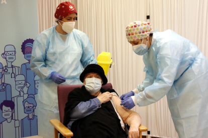 Imagen de las enfermeras vacunando a una residente.
