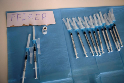 Detalle de jeringuillas cargadas con la vacuna de Pfizer.