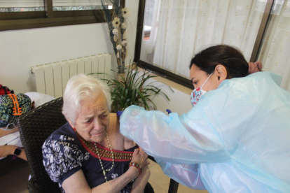 Esperanza Caldentey recibiendo la vacuna.