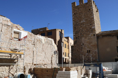 Les obres de restauració del portal de Sant Francesc de Montblanc i de la reconstrucció d'una segona torre.