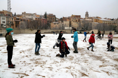 Un grup de nens jugant amb la neu ahir en un solar de Falset, al Priorat.