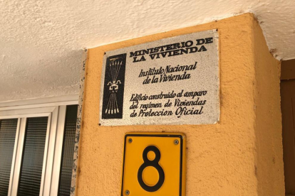 Pla detall d'una de les plaques franquistes retirades en un immobles de Sant Carles de la Ràpita.