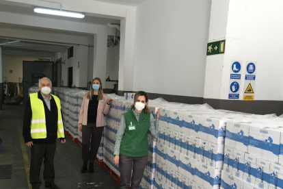 Eusebio Alonso, president del Banc dels Aliments, amb representants de Mercadona durant l'entrega dels 13.500 litres de llet.