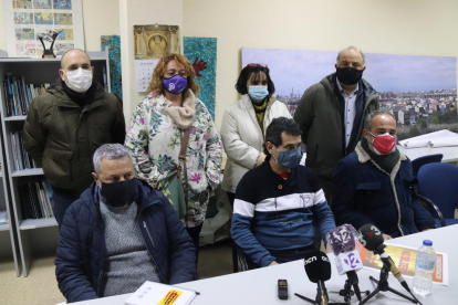 Pla mitjà de representants veïnals i sindicals, en la roda de premsa de presentació de la concentració del proper 14 de gener per demanar més seguretat a la petroquímica.
