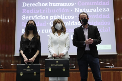 L'exvicepresident Pablo Iglesias amb la vicepresidenta tercera, Yolanda Díaz, i la ministra de Drets Socials, Ione Belarra, en el traspàs de carteres.