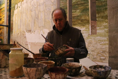 Artista Josep Minguell trabajando en una de las pinturas murales al fresco pintadas en la iglesia parroquial de Santa Coloma de Queralt.