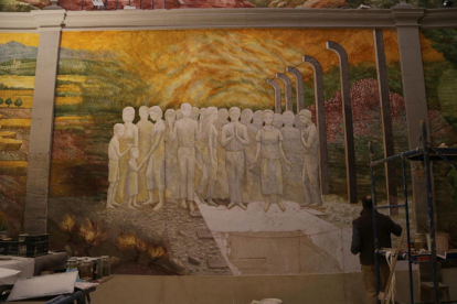 L'artista Josep Minguell enllestint una de les pintures murals al fresc a Santa Coloma.