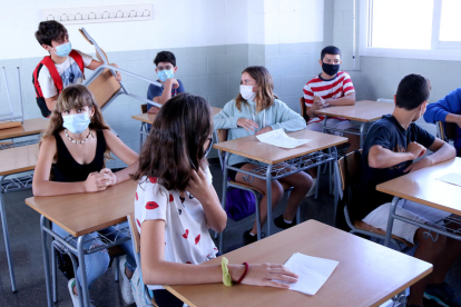 Plano general de alumnos situándose en un aula de ESO del instituto Cristòfol Despuig de Tortosa.