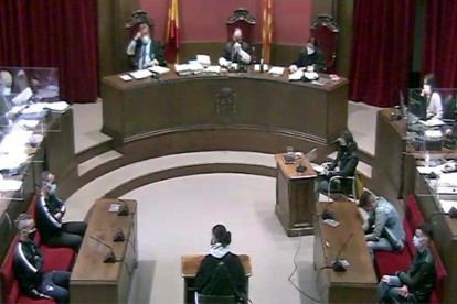 La sala durante el juicio contra cuatro acusados de una violación múltiple en Sabadell.