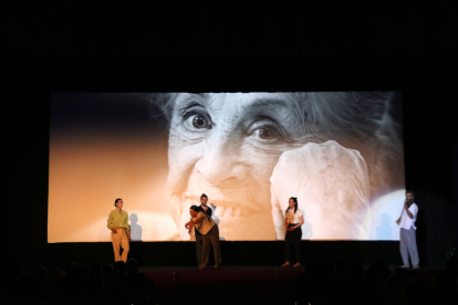 Ballarins actuant a l'escenari del FIC-CAT amb la imatge de Montserrat Carulla a la pantalla, durant l'homenatge a l'actriu.