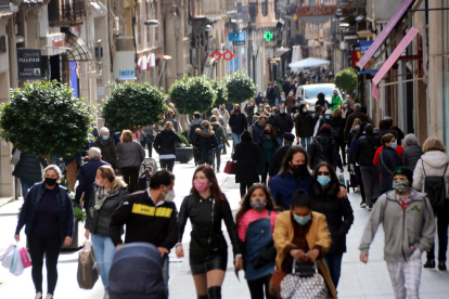 Compradors i vianants al carrer Llovera, un dels principals eixos comercials de Reus.