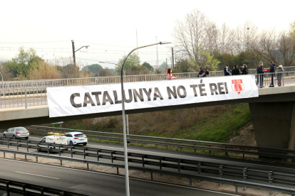 Protesta de ANC y Òmnium con una pancarta contra Felipe VI, al Ap-7 a la altura de Martorell.