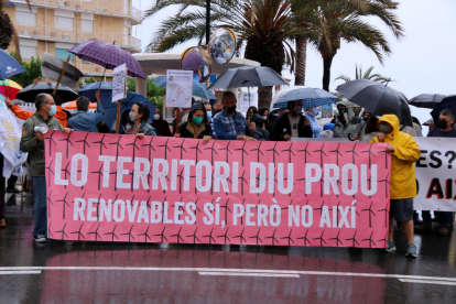 La cabecera y los manifestantes que han participado en la protesta para exigir un nuevo modelo energético en la Ametlla de Mar