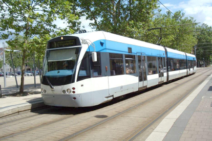 Imagen de un modelo de tranvía que propone para implantar en el Campo de Tarragona a la Generalitat.