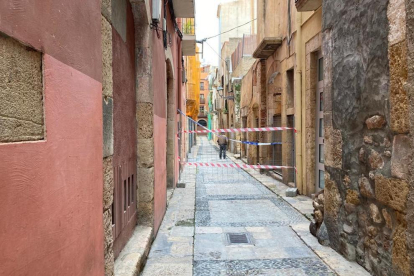 El carrer Civaderia es troba tallat degut a les obres d'enderrocament.