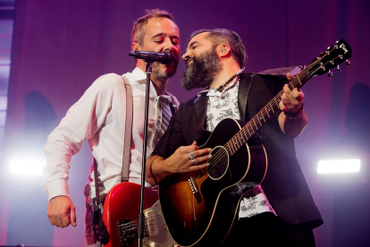 El cantant dels Love of Lesbian Santi Balmes acompanyat pel guitarrista Julián Saldarriaga.