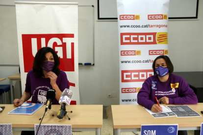 La secretaria d'Igualtat UGT de Tarragona, Mar Vázquez; i la responsable de la secretaria de les Dones de CCOO, Veronica Rubio, en la presentació de les accions del 8-M.