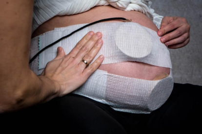 Una embarazada con un cinturón fetal.