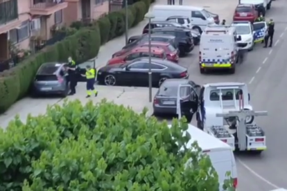 Captura del vídeo d'un testimoni, quan la Guàrdia Urbana identificava el vehicle sostret.