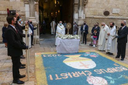 El Santíssim expuesto en el exterior de la Prioral sobre la alfombra de Corpus.