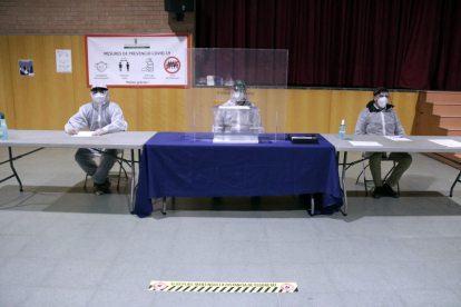 Els membres d'una mesa electoral de Sant Julià de Ramis equipats amb els EPI durant el simulacre.