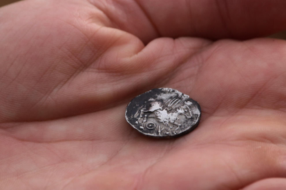 Primer pla d'una moneda trobada al jaciment