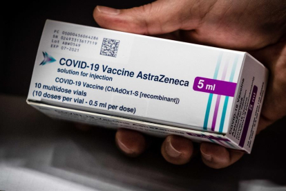 Una caixa de vacunes d'AstraZeneca.