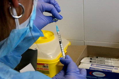 Una infermera preparant una injecció de la vacuna contra la covid-19.