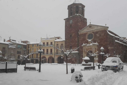 La nevada continúa este domingo en Prades, opn hay casi medio metro de nieve a algunas zonas.