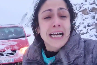 La chica lamentando su situación a Twitter, cuando se quedó atrapada en la nieve.