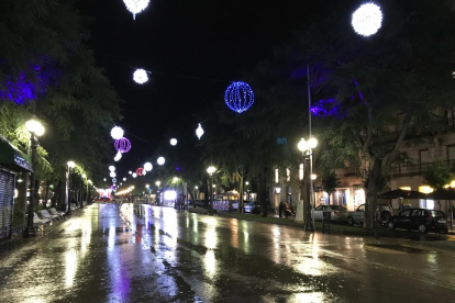 La Rambla Nova de Tarragona, sota la pluja i amb els llums de Nadal en marxa.