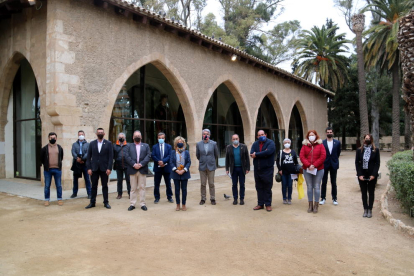 Foto de familia de los representantes de Adifolk, el Ayuntamiento de Tortosa, y algunos grupos participantes, delante de la antigua Llotja, en la presentación.