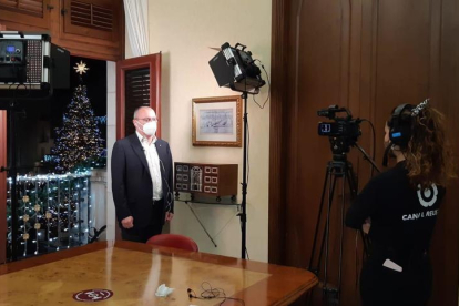 L'alcalde de Reus durant l'acte simbòlic de l'encesa dels llums de Nadal que ha emés Canal Reus TV.