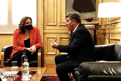 La alcaldesa de Barcelona, Ada Colau, y el presidente del FC Barcelona, Joan Laporta, reunidos.